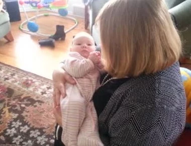 Γιαγιά τραγουδάει στην νεογέννητη εγγονή της - Δείτε πώς αντιδρά το μωρό (βίντεο)